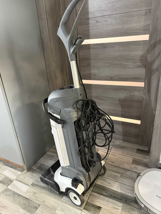 Aparat de curatat pardoseli cu suprafata mare KARCHER BR 4.300