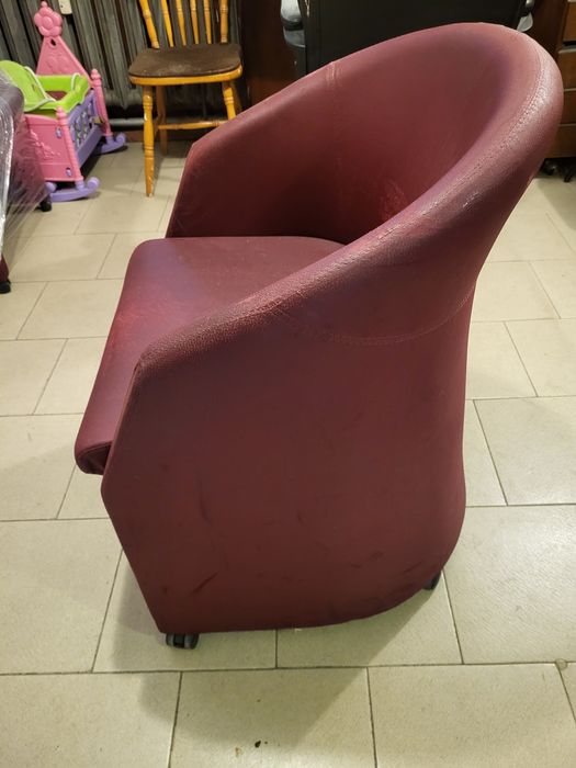 Продавам фотьойл / кожен стол на колела