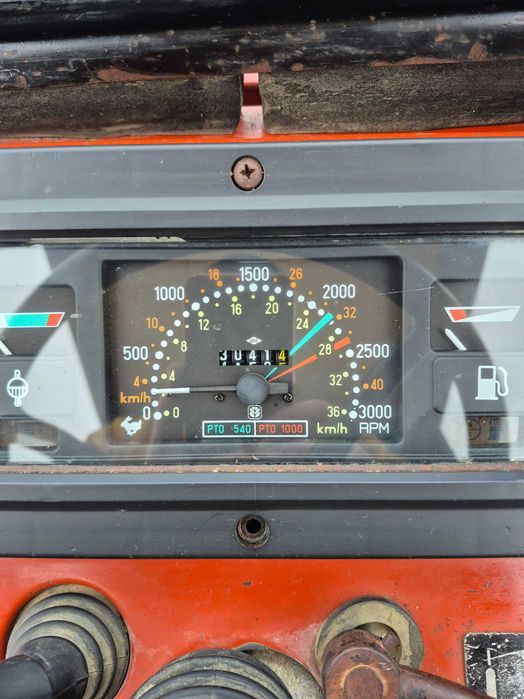 Tractor viticol new holland