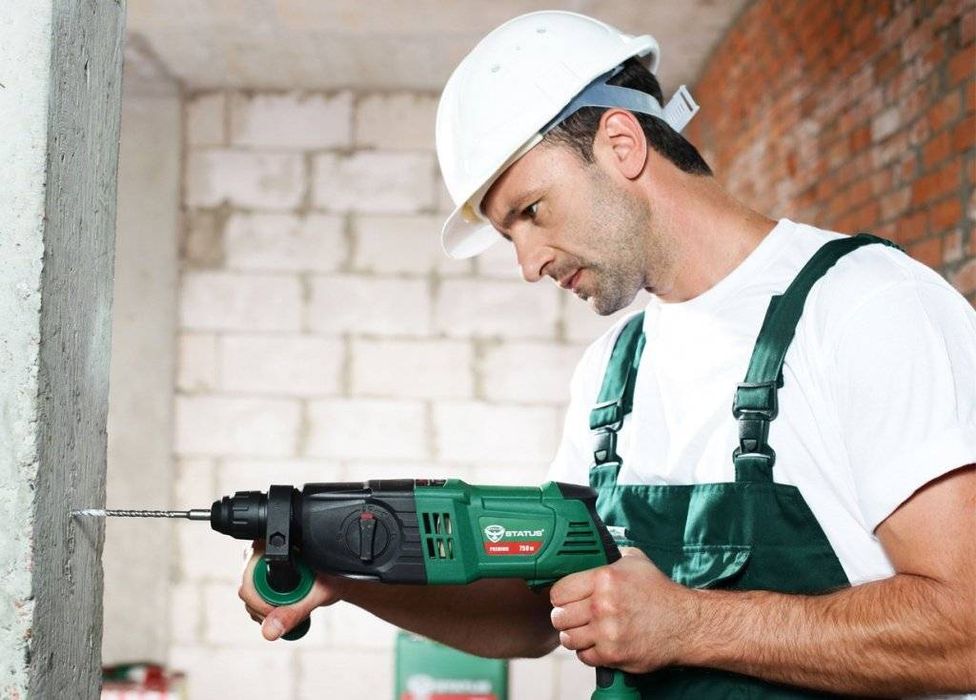 Работа перфоратором. Сверления. Установка плинтуса,ламината,кронштейн