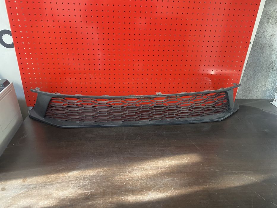 Grila inferioara centrala bara fata Dacia Logan Sandero 2017-2020