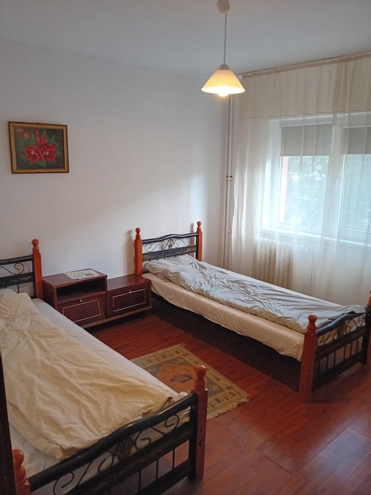 Proprietar închiriez apartament 4 camere