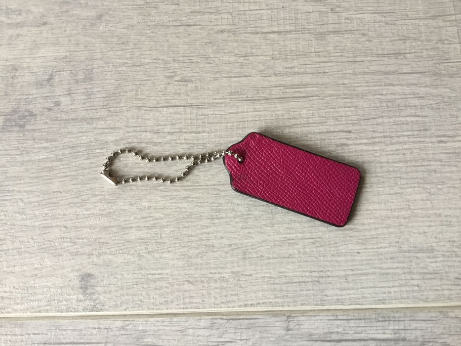 НОВ оригинален кожен лилав ключодържател / накит за чанта COACH от САЩ