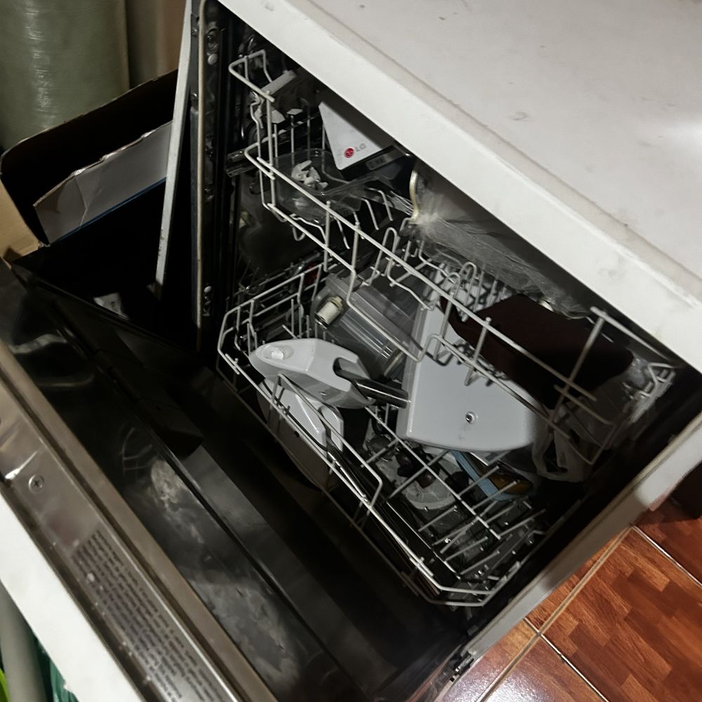Продам не рабочую посудомоечную машинку