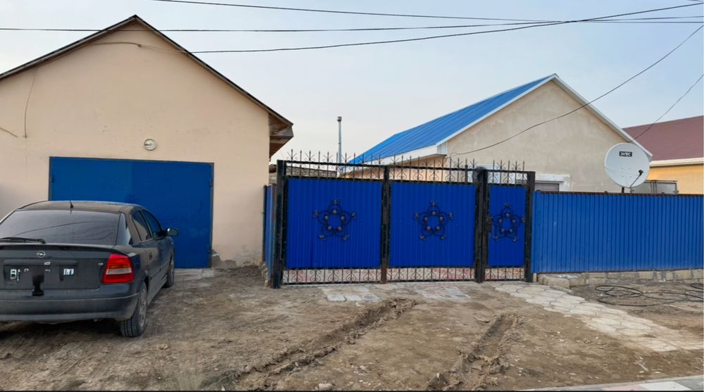 Продаётся времянка с гаражом и недостроенным домом.