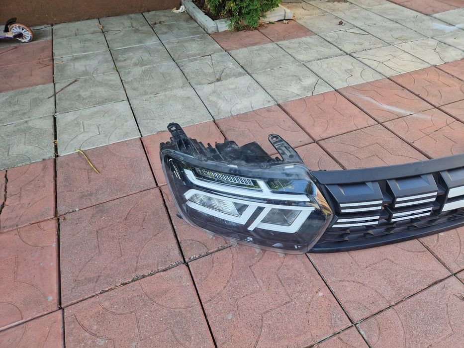 Far faruri stânga dreapta duster 2023 2024