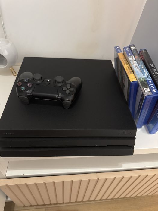 Consola Sony PlayStation 4 Pro + controller + 4 jocuri