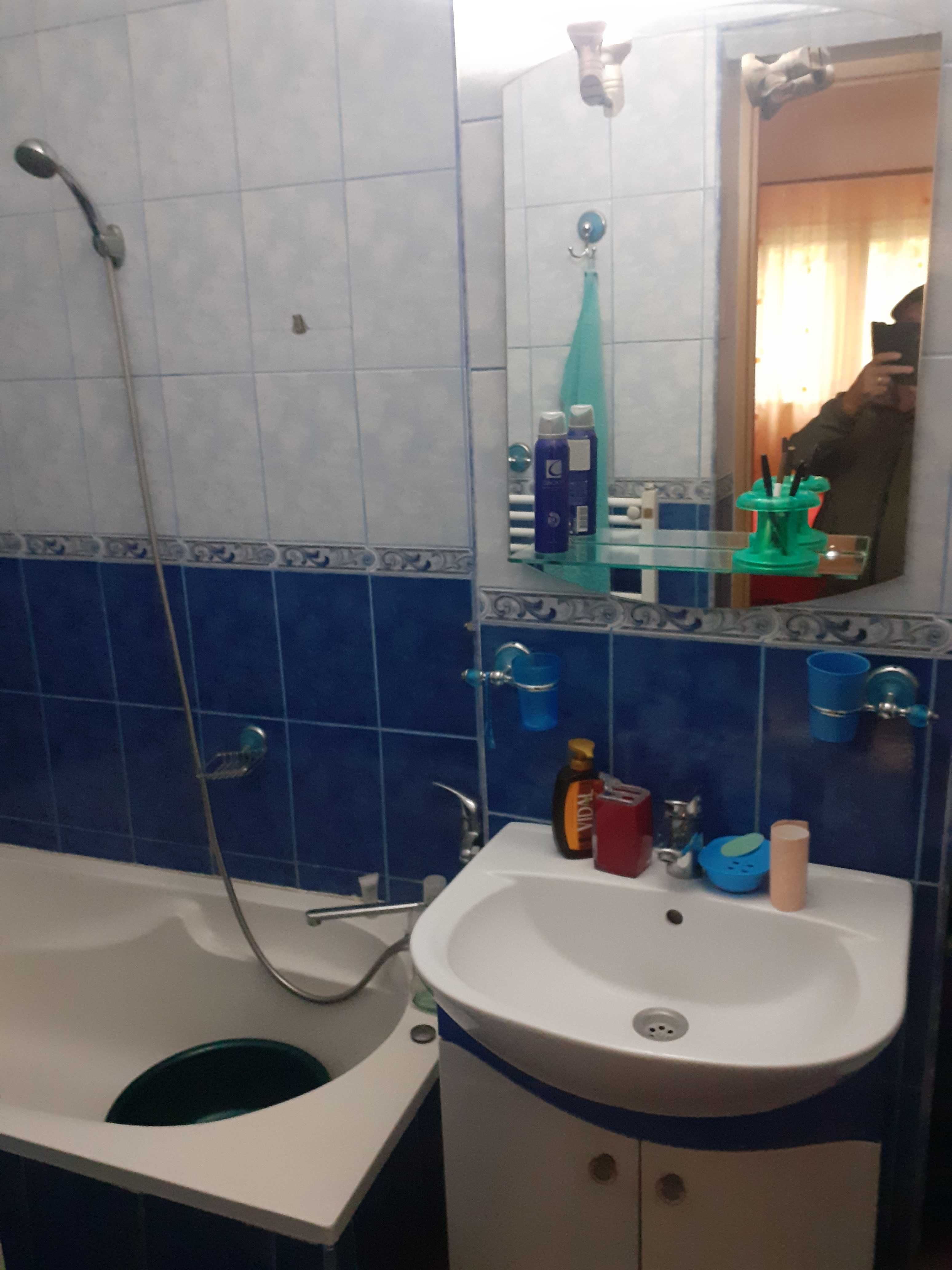 vand apartament mobilat 95% situat pe str.Scolii