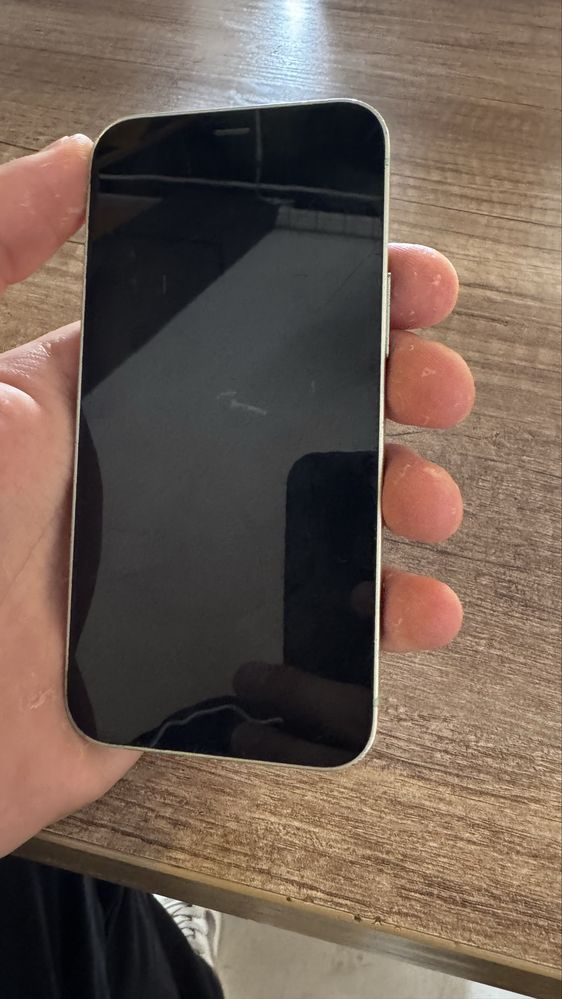 iPhone 12 mini.