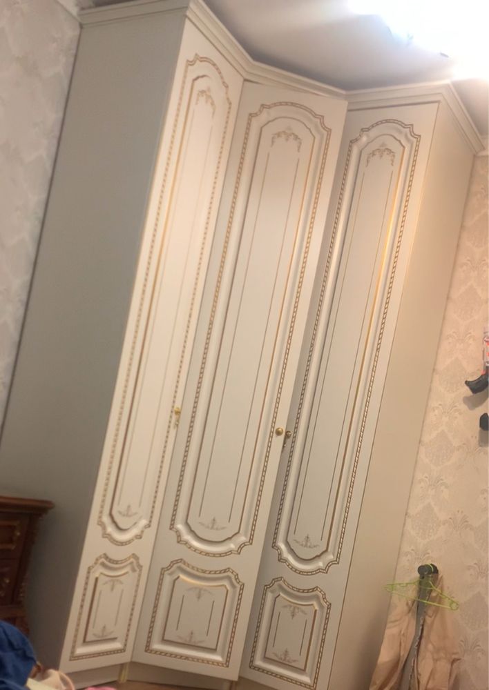 Продам угловой шкаф