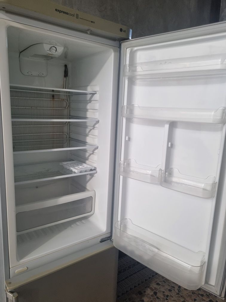 Продается холодильник LG