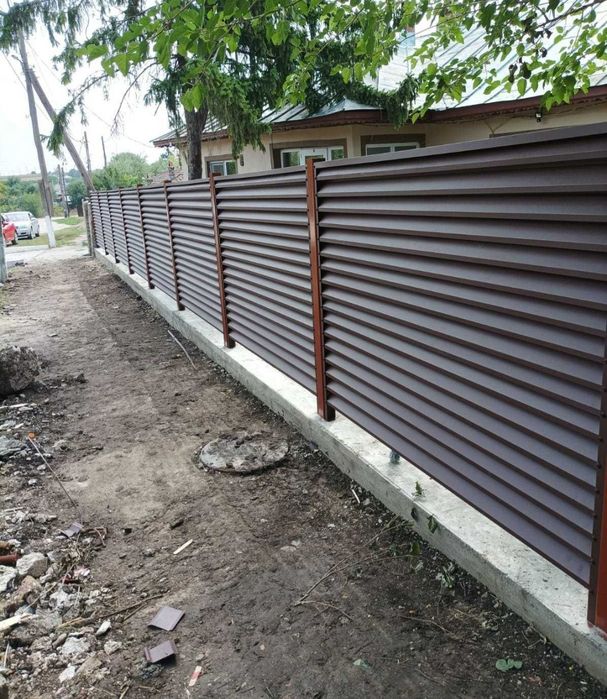 Construim garduri si porti din sipca metalica, panouri stil jaluzele,