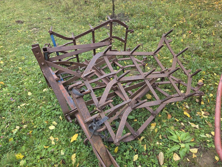 Grapa purtata în tiranti rabatabila