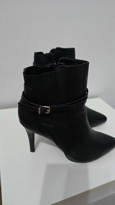 Vând botine elegante cu toc stiletto culoarea neagră