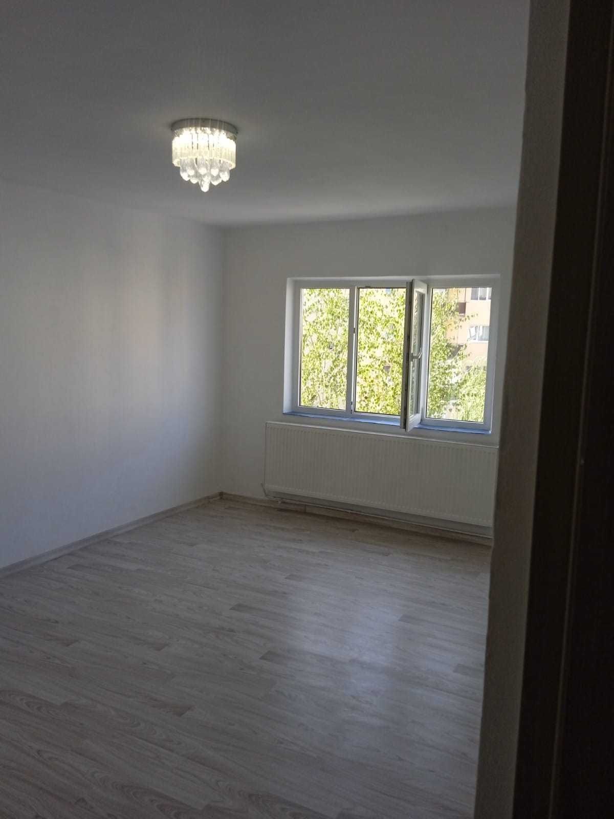 Vind apartament  3 camere decomandat