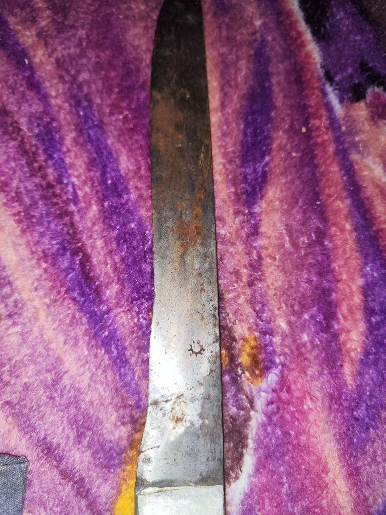 Продавам стар нож