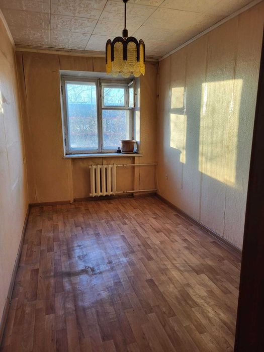 Продам 3-х ком. квартиру без ремонта  на 3 этаже в районе маг. Караван