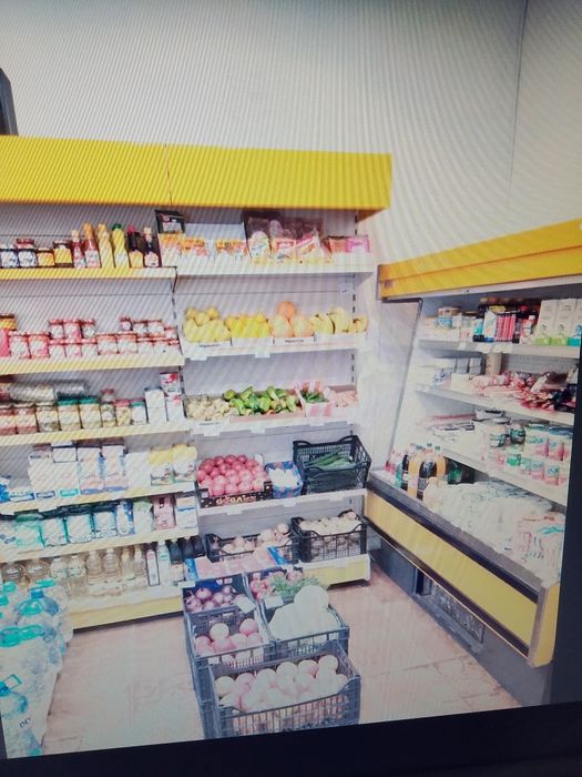 Хладилна витрина със щора