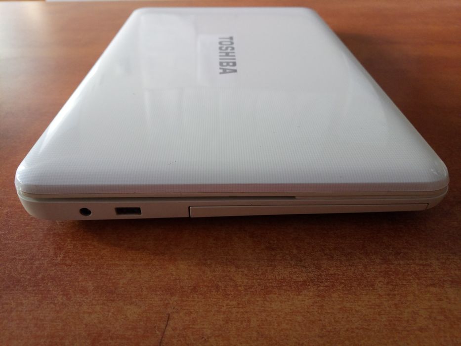 Лаптоп TOSHIBA плюс подарък чанта