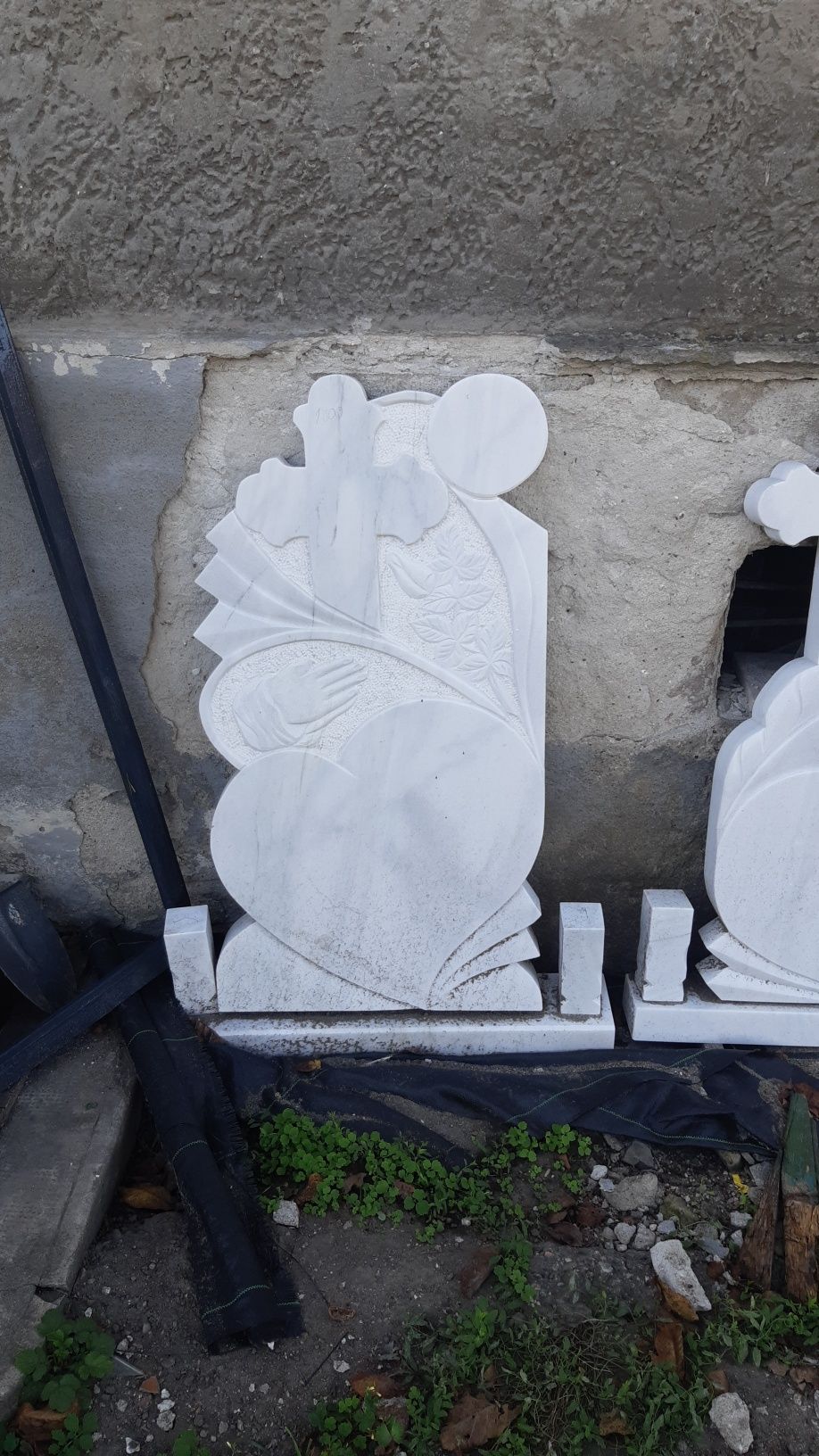 Nou la Deva,monumente funerare,cruci marmură.