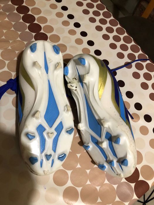 Детски футболни бутонки