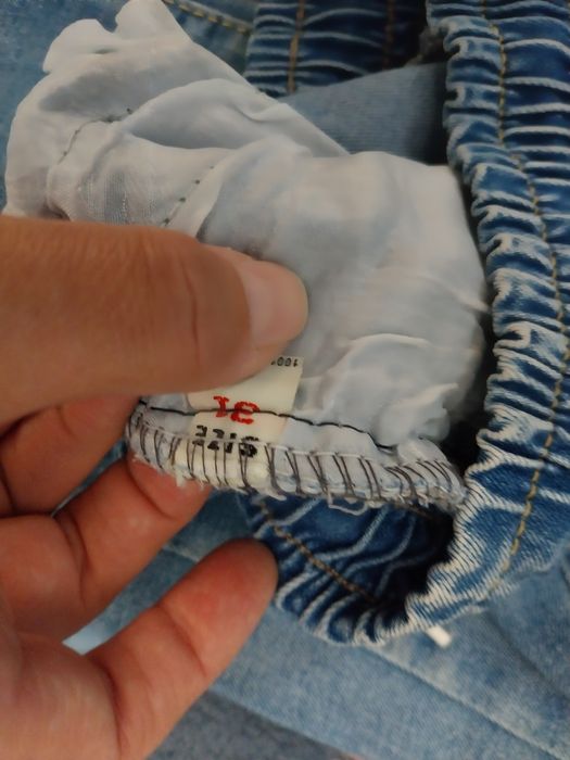 Vând blugi trei sferturi impecabili