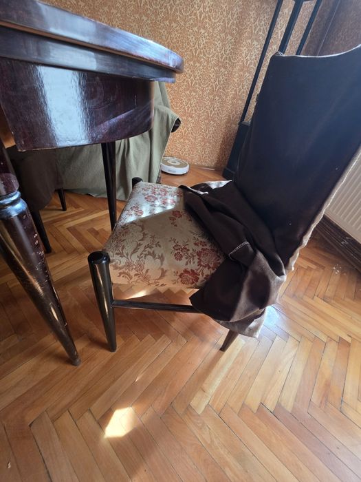 Masa extensibila cu 6 scaune din lemn masiv de colectie