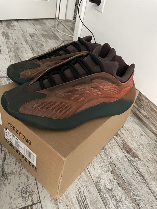 Yezzy 700 V3 Copper Fade