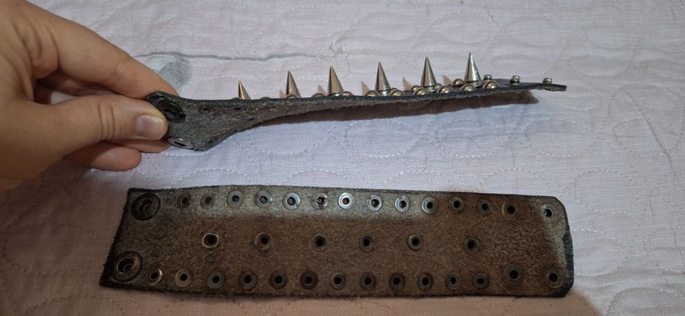 Кожаные браслеты с шипами