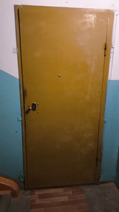 Продам входную железную дверь
