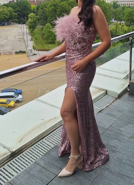 Официална рокля с пайети и пера дълга с гол гръб и цепка
