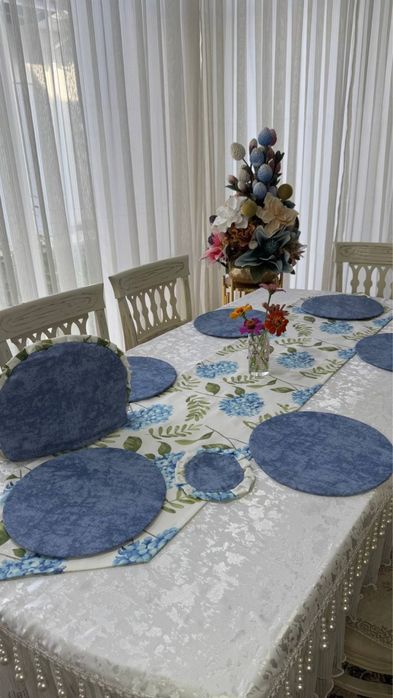 Раннер под тарельники и дастархан добовляет уют красоту.