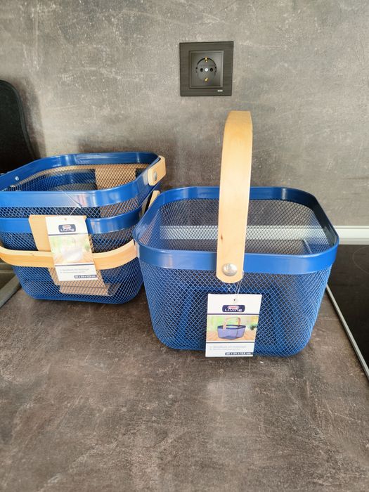 Метална кошница за плодове и зеленчуци с бамбукова дръжка.