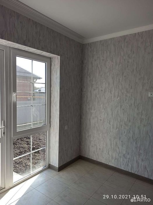 Поклейка обоев укатка эмульсией