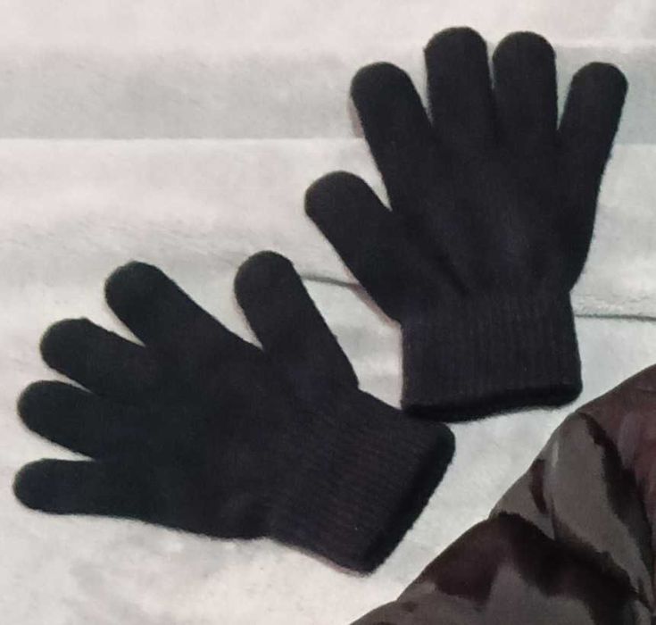 Подарявам детски суитшьрт и рькавици в отлично сьстояние