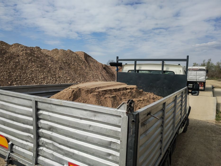 Transport nisip, pietriș,balast, materiale.