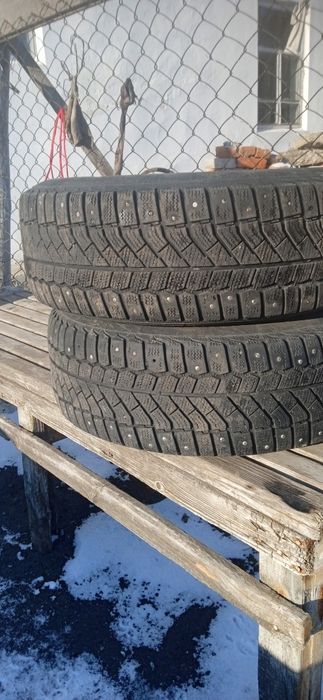Продам пару шипованных балонов 205/65/15.или обмен на r13