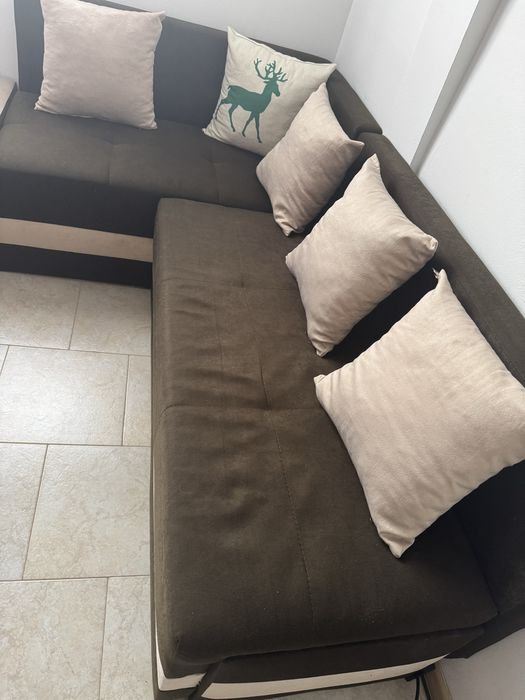Ъглов диван в кафяв цвят