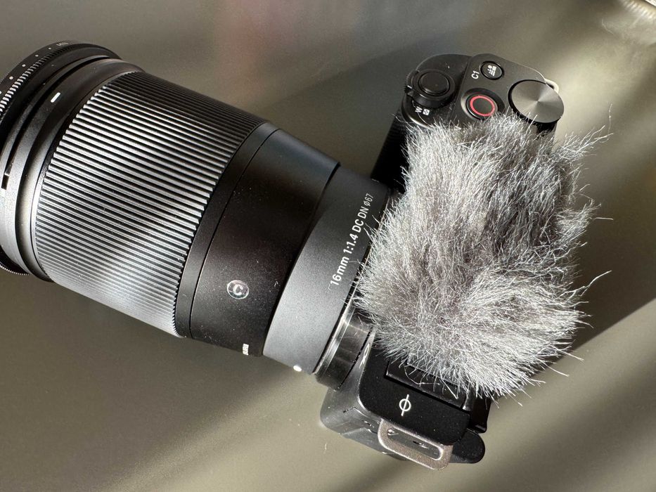 Sony ZV-E10 / obiectiv SIGMA 16mm F1.4 DC DN