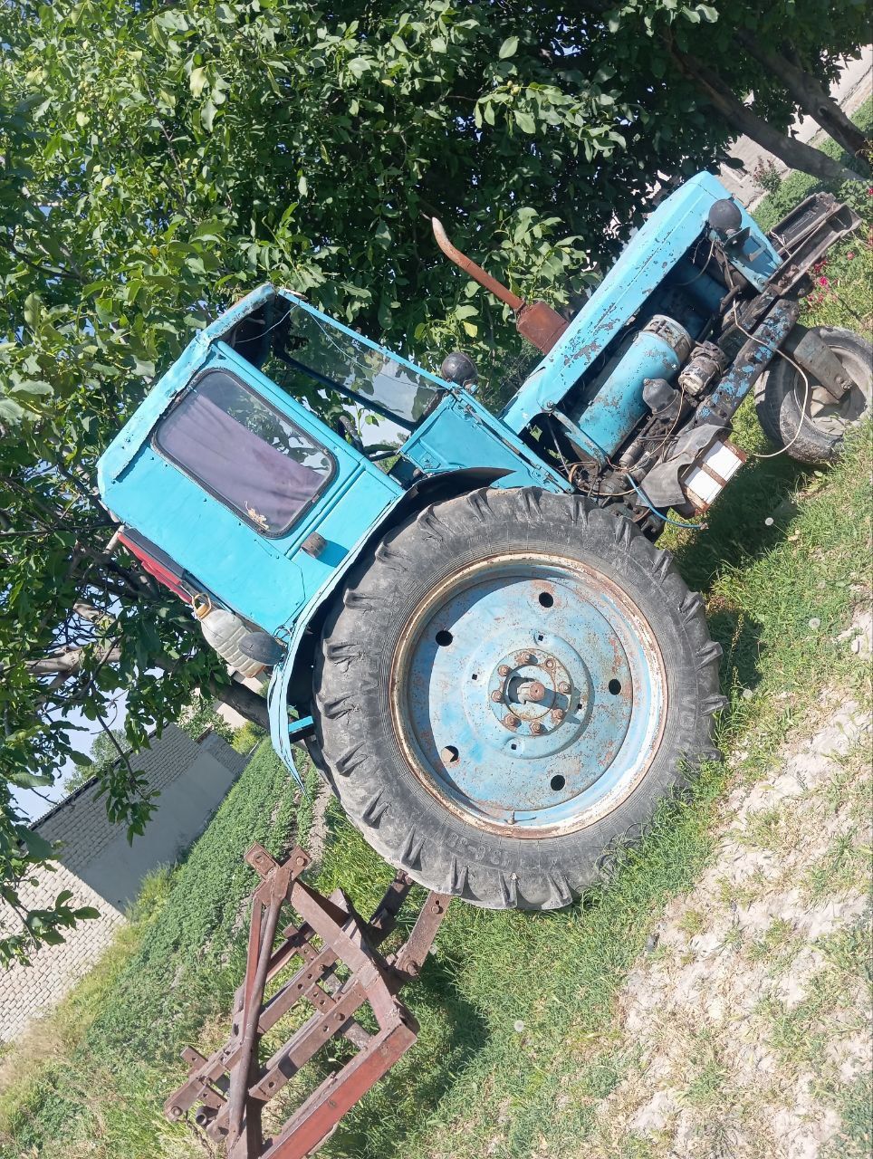 T 28 traktor sotiladi