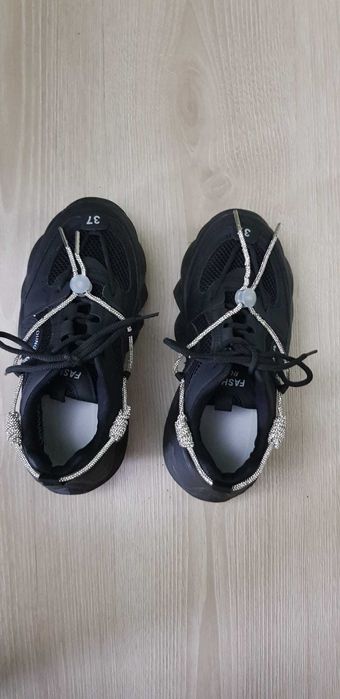 Vand adidasi de dama, purtati fte putin, negri cu argintiu. Marimea 38