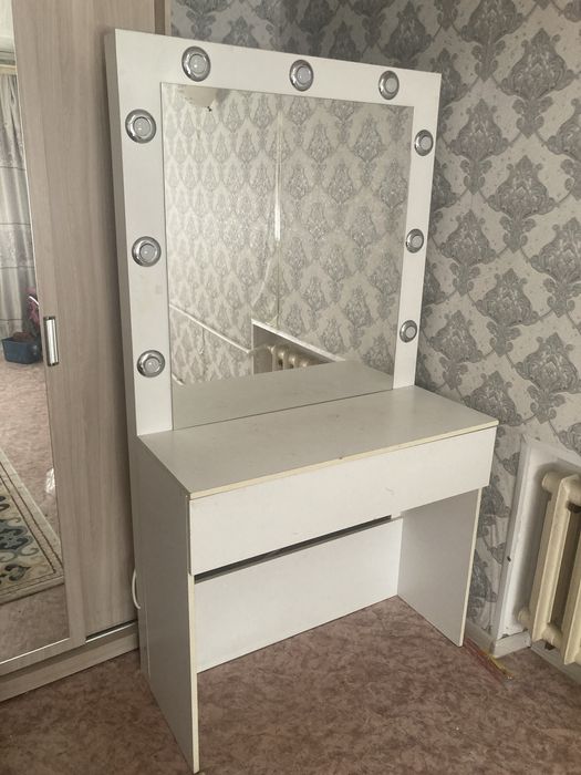 Стол для визажистов