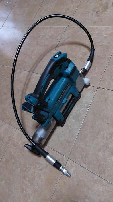 Masina de gresat pe acumulator Makita DGP180Z