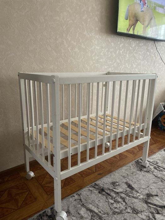 Продается детская кровать (с матрасом,и бортики)