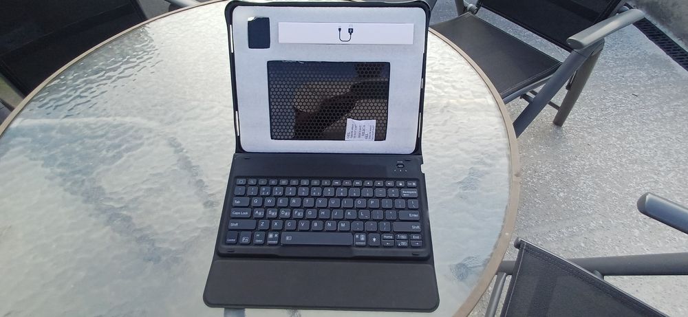 De vanzare husa plus tastatura Bluetooth Ipad