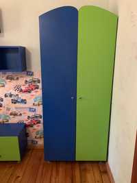 Детска стая: гардероб, легло,нощно шкафче, етажерки и лампа