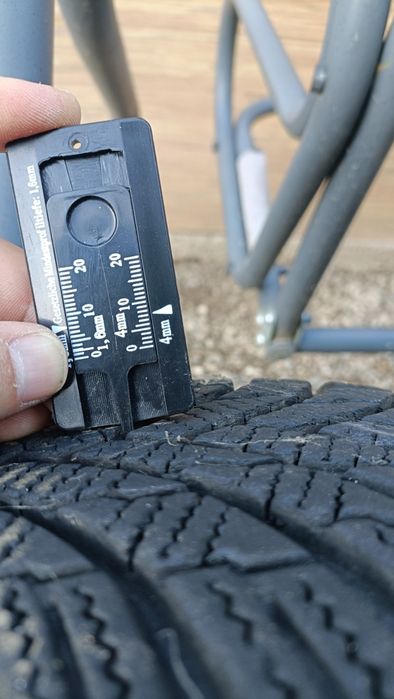 Vând 4 roți de iarnă 195/65/R15 cu capace originale Renault