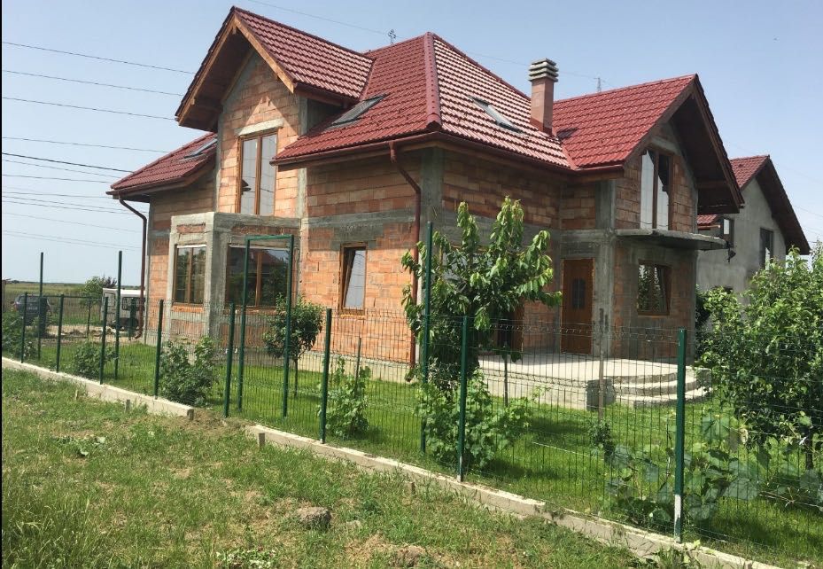 Construim case la roșu, cu oameni care știu meserie