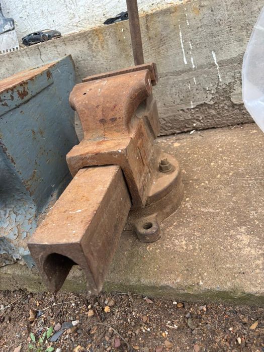 Продам тиски б/у