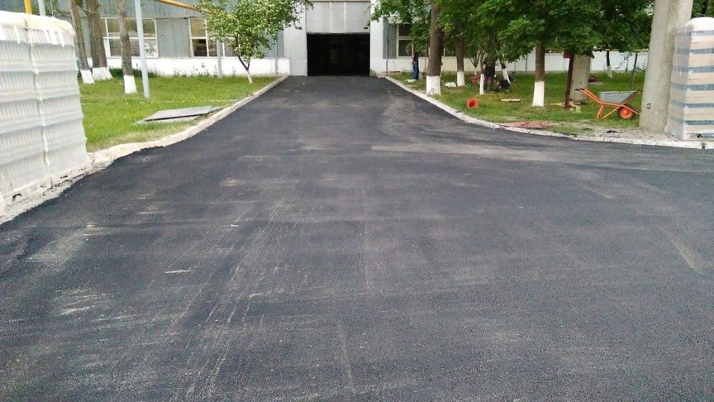 Асфальтирование от 2000 тенге. Укладка асфальта. Асфальт. Асфальтирова